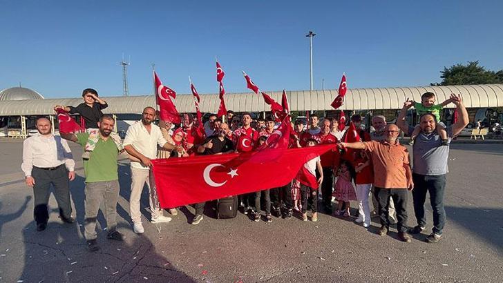 Avrupa Bilek Güreşi Şampiyonası'nda dereceye giren sporcular, gül ve meşalelerle karşılandı