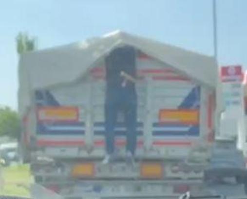 Kırmızı ışıkta duran kamyondan karpuz çaldı; o anlar kamerada