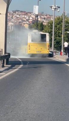 İstanbul - Özel halk otobüsünün motorunda çıkan yangın, şoför tarafından yangın söndürme tüpü ile söndürüldü