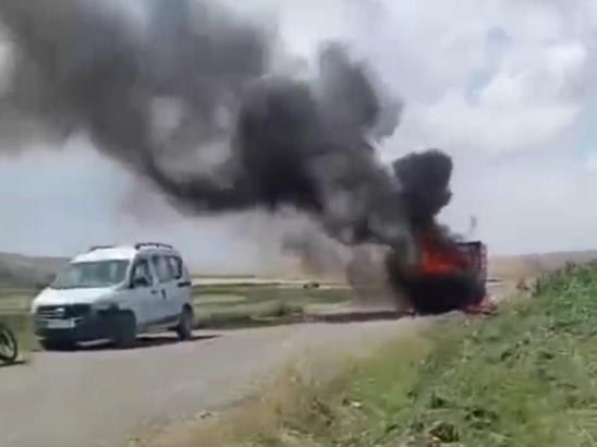 Diyarbakır’da seyir halindeki hayvan yüklü kamyonet, alev alev yandı