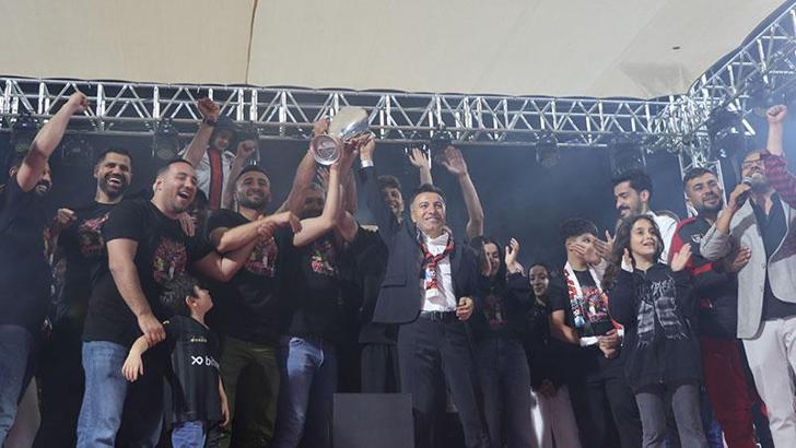 25 yıl sonra 1'inci Lig'e çıkan Van Spor'dan coşkulu kutlama