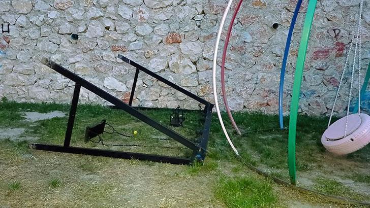 Parkta sallanırken devrilen demir salıncağın altında kalan Yağız hayatını kaybetti