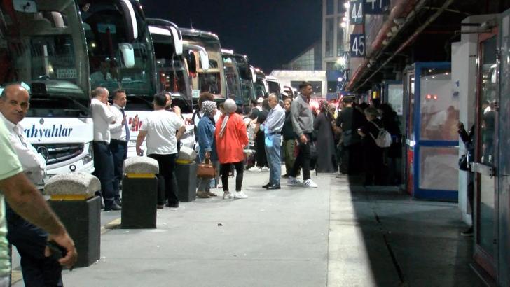 İstanbul - 15 Temmuz Demokrasi Otogarı'nda bayram hareketliliği gece de sürdü