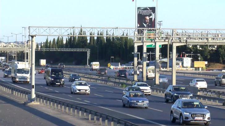 İstanbul - İstanbul'da sabah yola çıktılar; TEM Otoyolu'nda trafik oluştu -1