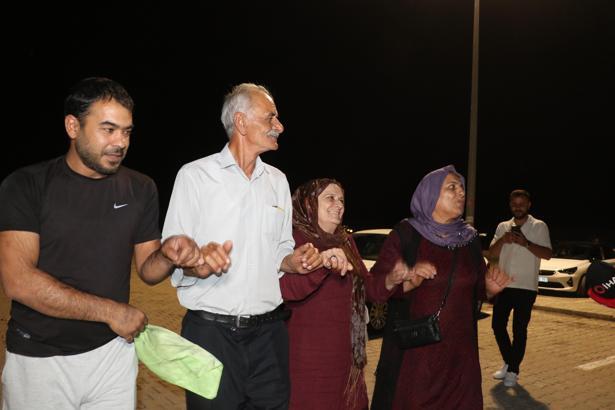 Yakınlarını karşılamak için gittikleri cezaevi önünde halay çektiler