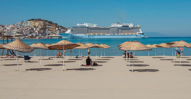 Kuşadası'nda plajlar turizm sezonuna hazır