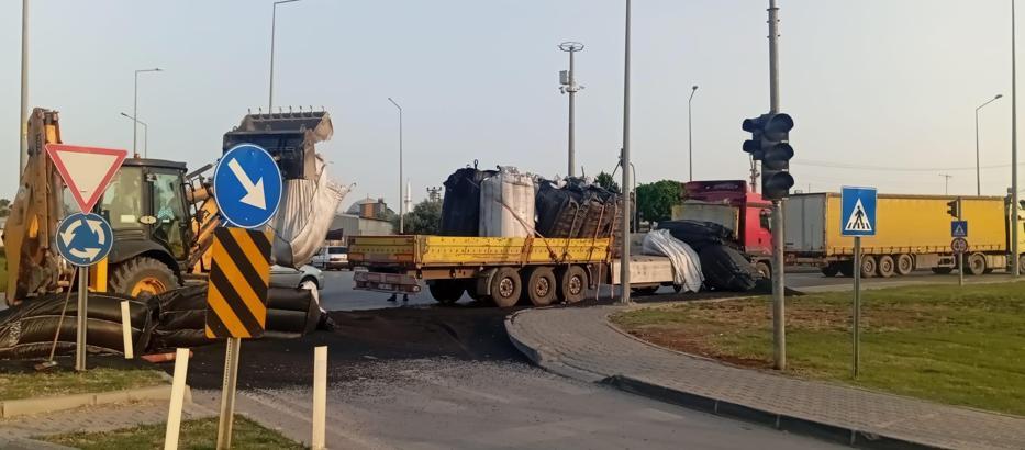 Tarsus'ta TIR'a yüklü polietilenler yola döküldü