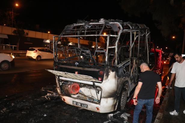 Minibüsü seyir halindeyken alev aldı; o anlar kamerada