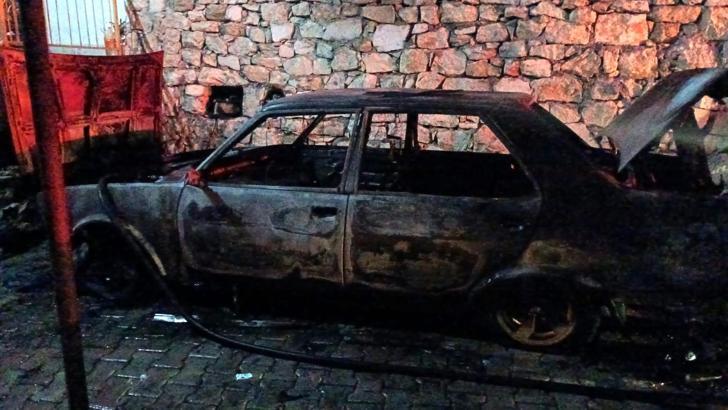 Bucak'ta park halindeki otomobil alev alev yandı