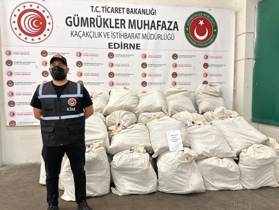 Kaçakçıların cihaz yerleştirip takibe aldıkları 2 TIR’da 318 kilo uyuşturucu ele geçti; 10 gözaltı