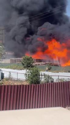 Kocaeli’de palet depolama sahasında yangın