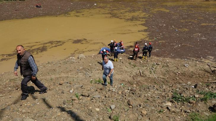 Trabzon’da selde kaybolan kişi, bahçesindeki suyu tahliye ediyormuş