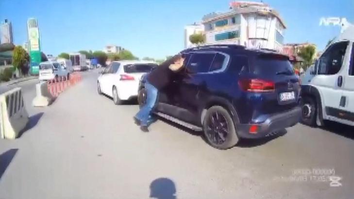 İstanbul - Ataşehir'de trafikte yol verme kavgası; hamile eşinin yanında saldırdı