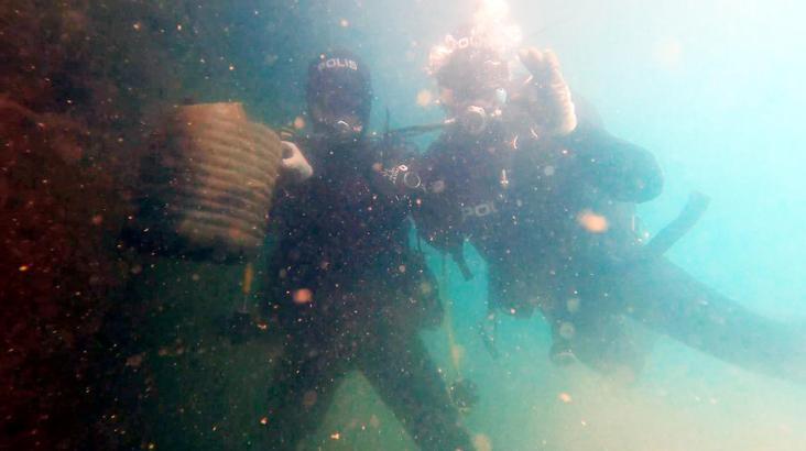 Dalgıç polislerden deniz altı temizliği