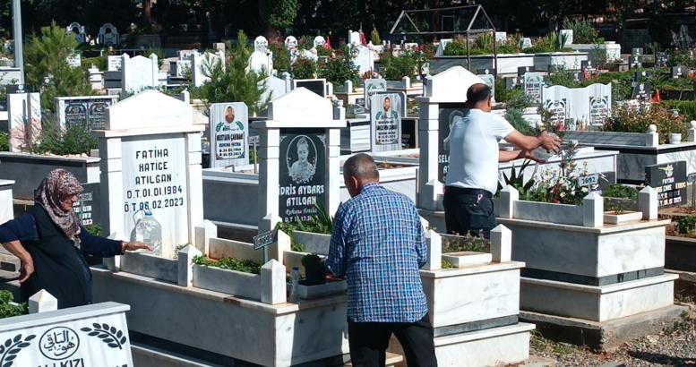 Depremzedelerden arife günü mezarlıklara ziyaret