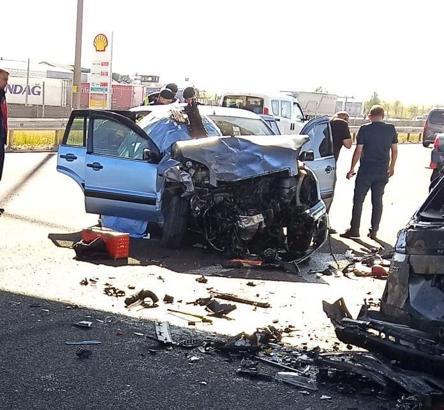 Otomobil emniyet şeridindeki araçlara çarptı: 1 ölü, 6 yaralı