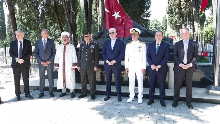 İstanbul Valisi Davut Gül, Edirnekapı Şehitliği'ni ziyaret etti