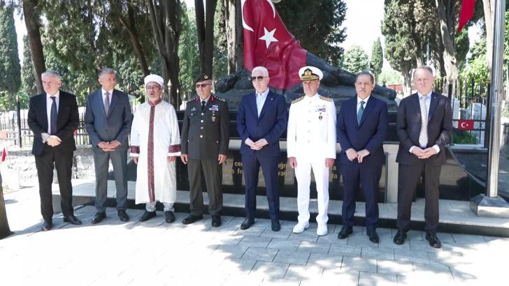 İstanbul-İstanbul Valisi Davut Gül, Edirnekapı Şehitliği'ni ziyaret etti