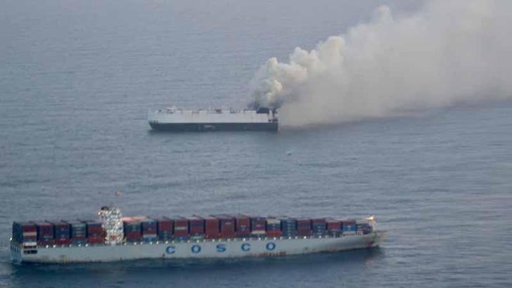 3 binden fazla araç taşıyan gemide yangın