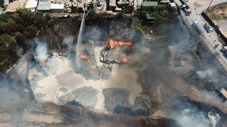 Kocaeli’de palet depolama sahasında çıkan yangın 2,5 saate kontrol altına alındı