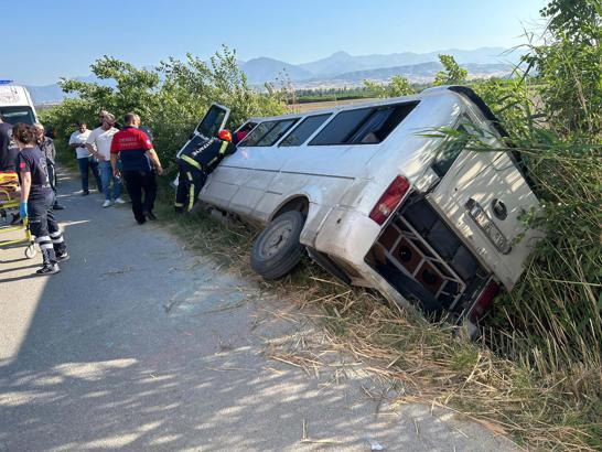 Tarım işçilerini taşıyan minibüs devrildi: 6 yaralı