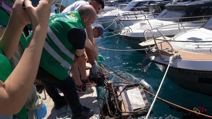 AK Parti İzmir'den Dünya Çevre Günü'nde denizde dip tarama temizliği
