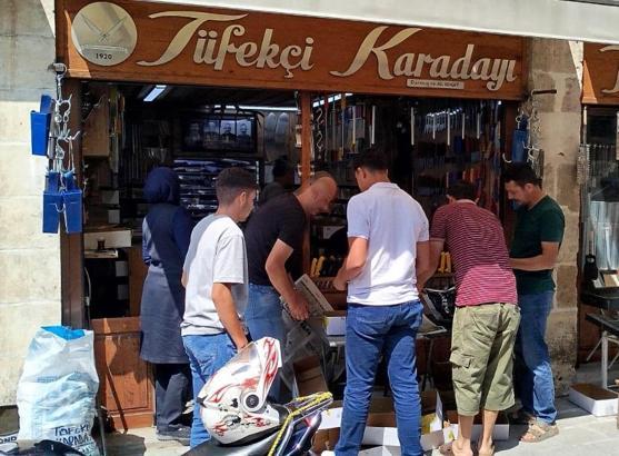 Ustaların yoğun bıçak bileme mesaisi sürüyor