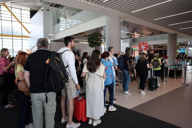 İstanbul- İstanbul Havalimanı'nda bayram yoğunluğu; bugün bin 642 uçuş gerçekleştirilecek