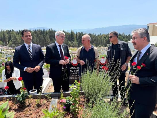 Osmaniye’de bayram arifesinde şehitlik ve deprem mezarlıklarına ziyaret