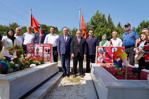 Erdemli'de şehitlikte buruk bayramlaşma