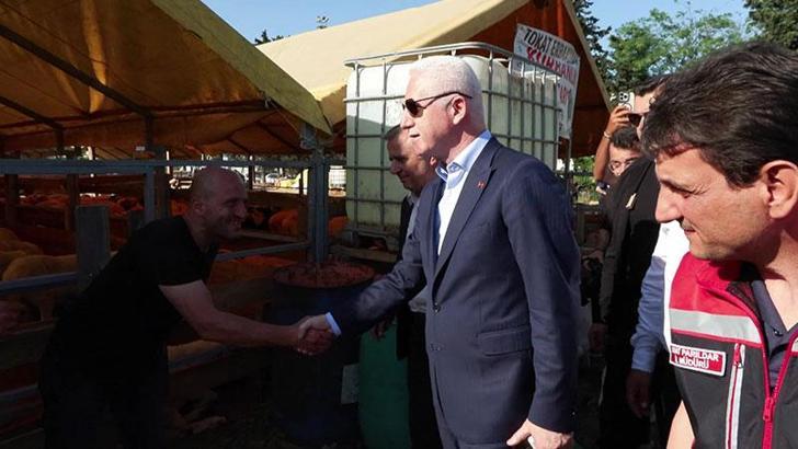 Hayvan pazarını ziyaret eden Vali Gül, kurban pazarlığına katıldı