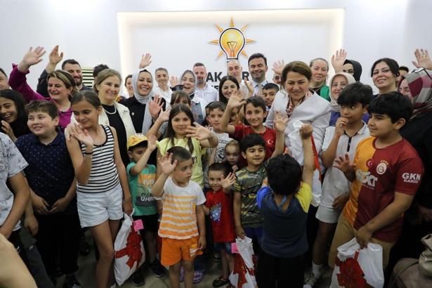 İstanbul - AK Parti Kadın Kolları’nın 'İş’te Kadın Kardeşim Projesi' ile bin 500 çocuğa bayramlık kıyafet alındı