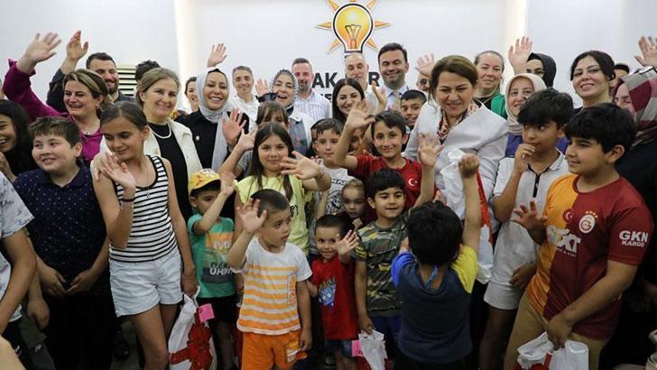 AK Parti Kadın Kolları’nın 'İş’te Kadın Kardeşim Projesi' ile bin 500 çocuğa bayramlık kıyafet alındı