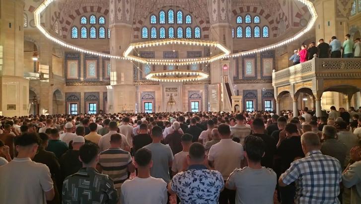 Adanalılar bayram namazı için saf tuttu