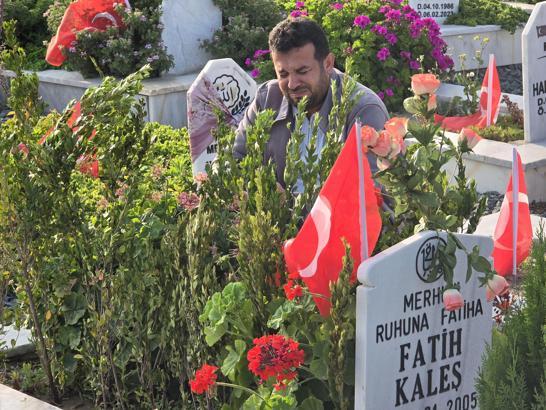 Hatay'da deprem şehitliğinde buruk bayram