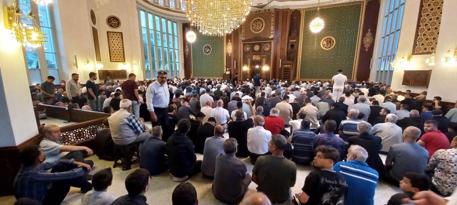 Malatya'da bayram namazı için binlerce kişi saf tuttu