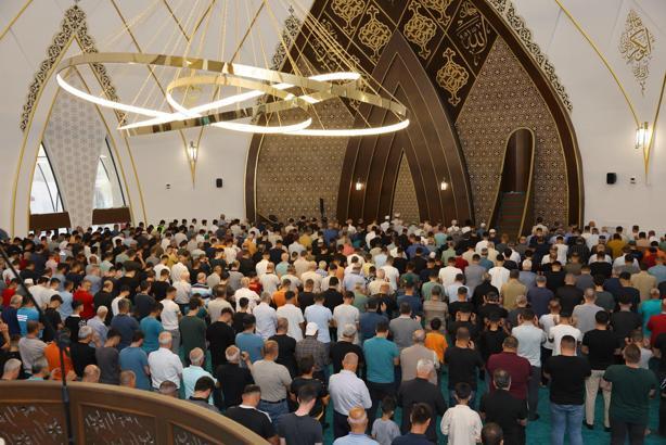 Adıyaman’da bayram mamazında yüzlerce kişi saf tuttu