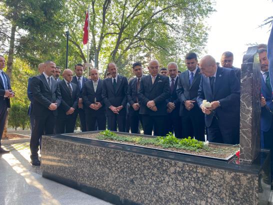 Bahçeli, Türkeş'in mezarını ziyaret etti