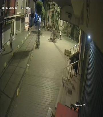 İstanbul- Fatih'te tartıştığı kişiyi bıçakladı, başında bekleyip cep telefonunu çalıp kaçtı
