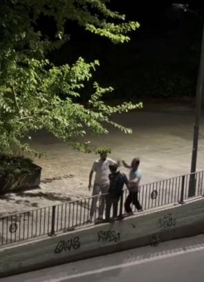 İstanbul- Bakırköy'de 2 şüphelinin tartıştıkları kişiyi darbettiği anlar kamerada