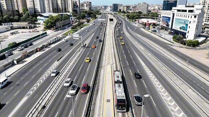 İstanbul- Bayramın ilk gününde boş kalan yollar havadan görüntülendi