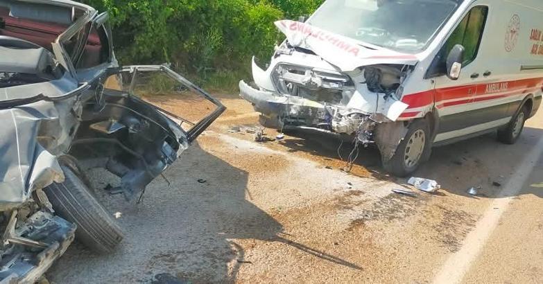 Adana'da ambulans ile otomobil çarpıştı: 1 ölü, 2 yaralı