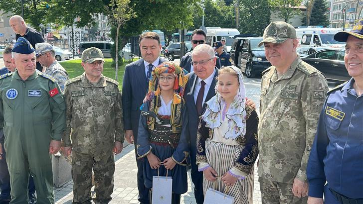 Bakan Güler, Kütahya'da Mehmetçikle bayramlaştı (3)