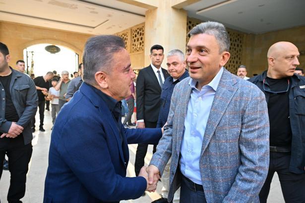 Başkan Böcek, protokol ve vatandaşla bayramlaştı