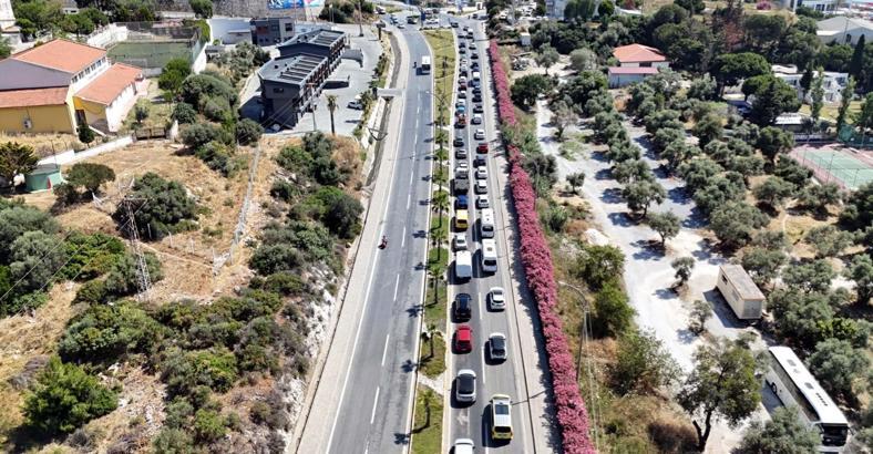 Bayramda Kuşadası'na tatilci akını; araç kuyrukları dronla görüntülendi