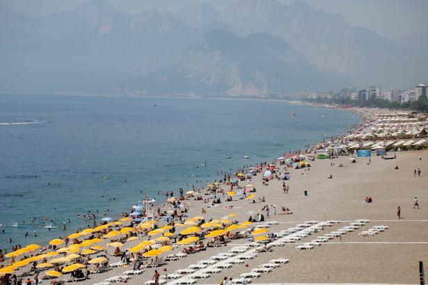 Konyaaltı Sahili'nde bayram yoğunluğu