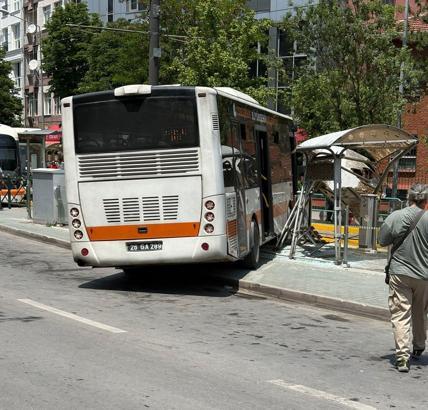Belediye otobüsü tramvay durağına daldı; 2 yaralı