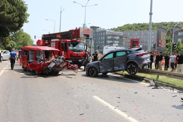 Otomobil ile minibüs çarpıştı: 2’si ağır, 6 yaralı