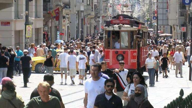 İstanbul- İstiklal Caddesi’nde bayram yoğunluğu