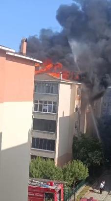 İstanbul - Silivri'de 5 katlı binanın çatısında yangın-1